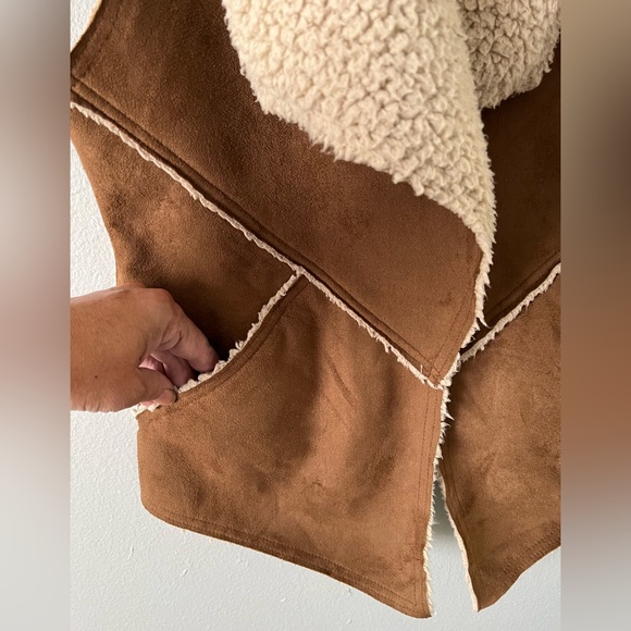 ✨SOLD✨ Anthropologie Sanctuary Faux Suede and Sherpa Fleece Vest In Tan Brown M - Picture 4 of 9